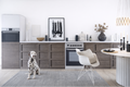 Home Staging Küche in Holzoptik – natürliche Küchenattrappe für realistische Raumwirkung beim Immobilienverkauf