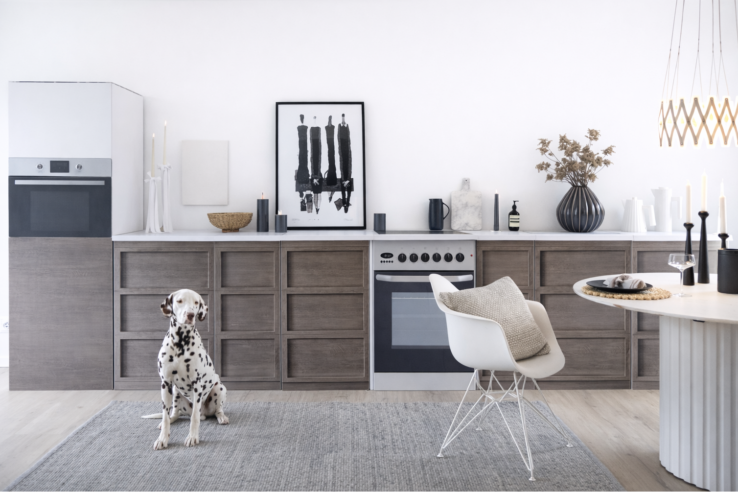 Home Staging Küche in Holzoptik – natürliche Küchenattrappe für realistische Raumwirkung beim Immobilienverkauf
