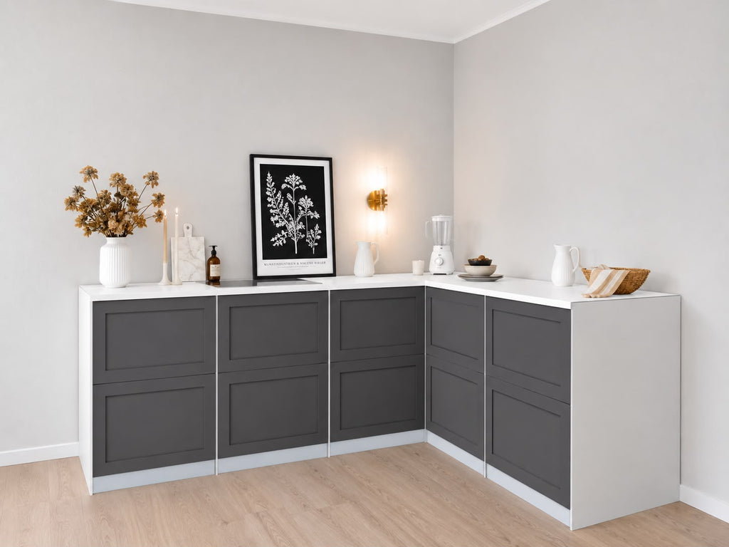 Cozinha de cartão em L 240 × 180 cm com frentes antracite e rodapés azul-gelo