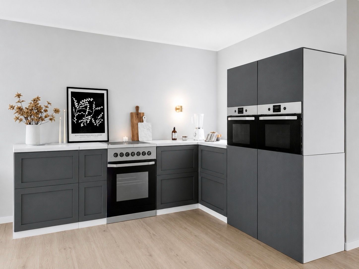 Cardboard Corner Kitchen 270 × 240 cm – Premium Home Staging Kitchen with 2 Tall Cabinets & Cooker Mock-Up