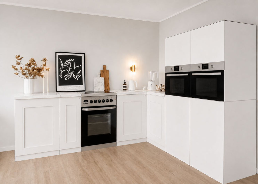 Cuisine en carton 270 × 240 cm avec deux colonnes en blanc neige pour le Home Staging